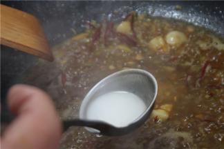 汁留在锅里加入少许水芡粉，汤汁浓稠时加一点香菜节