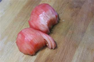 切成薄片，番茄蛋汤要好喝，番茄的品质很关键，一定要选择熟透的番茄来做，做出来的味道更佳浓郁