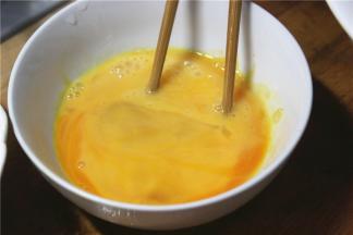 鸡蛋打入碗中，加少许的盐，用筷子顺时针搅拌成蛋液。在蛋液里面放一点盐，可以把鸡蛋的鲜味提出来。记住千万不要放鸡精，凡是有鸡蛋的菜或者汤中，都不需要放味精，味精会破坏鸡蛋自有的鲜味。