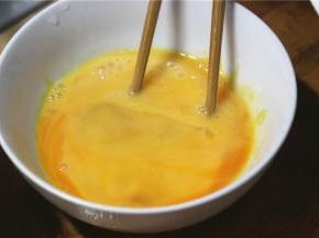 鸡蛋打入碗中，加少许的盐，用筷子顺时针搅拌成蛋液。在蛋液里面放一点盐，可以把鸡蛋的鲜味提出来。记住千万不要放鸡精，凡是有鸡蛋的菜或者汤中，都不需要放味精，味精会破坏鸡蛋自有的鲜味。