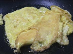 要想鸡蛋体积蓬松，首先要将鸡蛋充分的打散，然后在蛋液中加少许的料酒或者温水，加料酒可以去腥气，加温水可以在高温中炒至的时候行程水蒸气，使蛋液会气泡，让鸡蛋快速的蓬松。其次就是油温高的时候下鸡蛋，冷油炒出来的鸡蛋容易干瘪