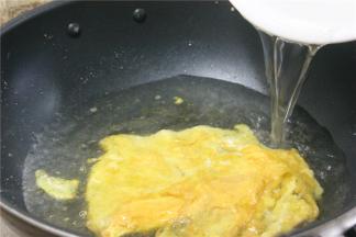 锅内倒入适量的水，大火烧开之后煮一分钟，煮出鸡蛋的鲜味，让汤底呈现出微微的奶白色。