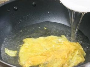 锅内倒入适量的水，大火烧开之后煮一分钟，煮出鸡蛋的鲜味，让汤底呈现出微微的奶白色。