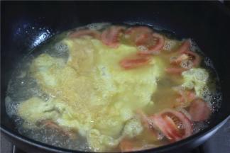 倒入番茄大火煮至番茄变软，汤里出现红油，番茄一定要煮出红油，这样番茄的味道才能进入到汤里和鸡蛋里。