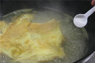 放少许的盐调味，煮汤的时候一定要最后放盐，加碘的食盐加热时间长了会产生苦味，而且影响碘的吸收。放盐之后稍煮5分钟左右就可以出锅，味道也比较浓郁。