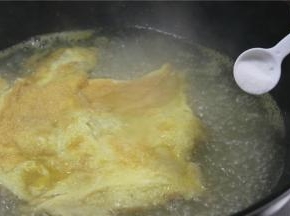 放少许的盐调味，煮汤的时候一定要最后放盐，加碘的食盐加热时间长了会产生苦味，而且影响碘的吸收。放盐之后稍煮5分钟左右就可以出锅，味道也比较浓郁。