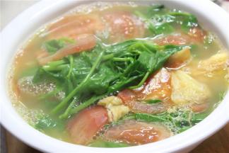 洗干净的豌豆尖放入盆底，倒入煮好的番茄鸡蛋汤就可以出锅了