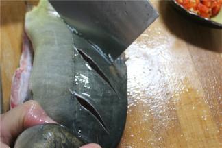 准备好一条1.3斤左右鱼洗净，剖开腹部，掏出内脏，去掉腹腔内的黑膜，切好花刀