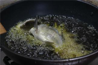 准备油锅把油烧到6成热，下鱼炸