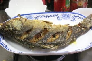 炸至金黄色捞出备用