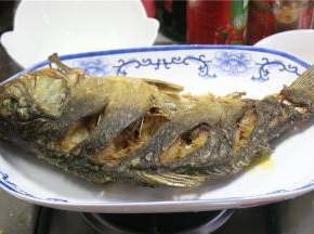 炸至金黄色捞出备用
