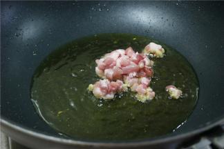 锅中留底油，热锅放入准备好的大蒜粒泡姜，约一两五花肉，炒香。加五花肉是因为猪油的味道能够把鱼的味道提鲜出来。