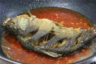 加6两水，再往锅中放入炸好的鱼。现在可以把青椒、大葱切成小段备用