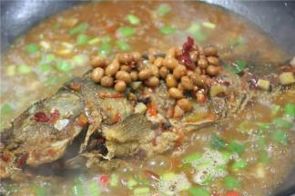 水烧开即可调味，放胡椒粉、糖、醋、味精、放一勺白糖，依次加青椒圈、大葱段、腊八豆。