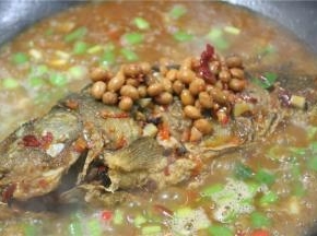 水烧开即可调味，放胡椒粉、糖、醋、味精、放一勺白糖，依次加青椒圈、大葱段、腊八豆。