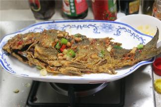 再烧5分钟即可把鱼捞出放入盘中，要留汁在锅中，现在开始熬汁。