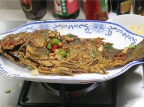 再烧5分钟即可把鱼捞出放入盘中，要留汁在锅中，现在开始熬汁。