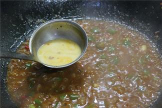 把剩下的汤汁加水、少许水淀粉勾芡