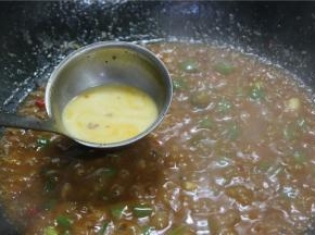 把剩下的汤汁加水、少许水淀粉勾芡