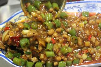 最后起锅时加少许花椒油，香油，淋在装鱼的盘中即可