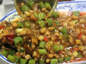 最后起锅时加少许花椒油，香油，淋在装鱼的盘中即可