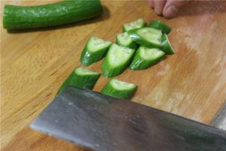 把乳瓜对破开斜切成一厘米的月牙状