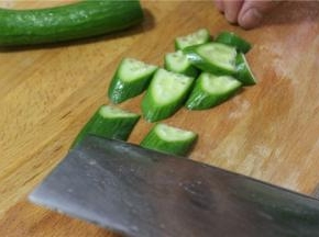 把乳瓜对破开斜切成一厘米的月牙状