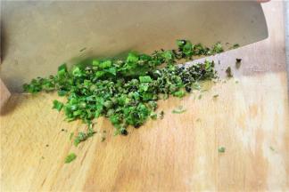 用鲜花椒、小葱各10克用刀使劲剁