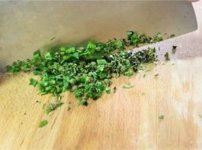 用鲜花椒、小葱各10克用刀使劲剁