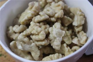 桃仁要提前用【流水冲泡】至发白，可以使核桃仁的口感更脆