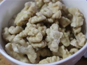 桃仁要提前用【流水冲泡】至发白，可以使核桃仁的口感更脆