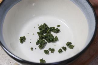 碗里放入剁好的椒麻蓉