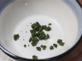 碗里放入剁好的椒麻蓉