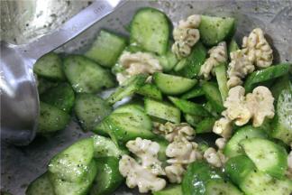 放入准备好乳瓜和桃仁拌匀即可