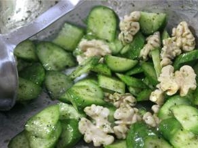 放入准备好乳瓜和桃仁拌匀即可