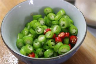 青红椒洗净之后切成小圈，葱姜蒜切末