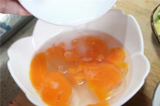 鸭蛋打入碗中，加少许的料酒，淀粉，水和盐，