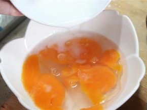 鸭蛋打入碗中，加少许的料酒，淀粉，水和盐，