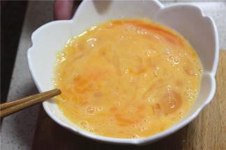 一个方向均匀的搅拌成蛋液