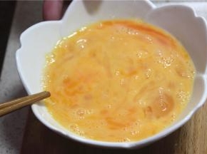 一个方向均匀的搅拌成蛋液