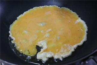 锅内倒少许的油，油热之后倒入鸭蛋，大火翻炒1分钟