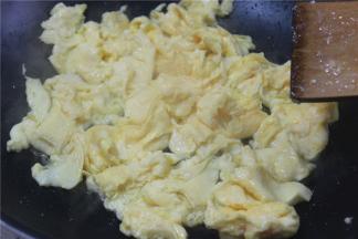 炒好的鸭蛋盛出备用