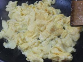 炒好的鸭蛋盛出备用