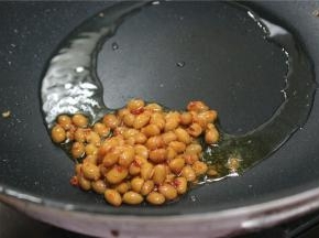 锅内留底油，放入葱、姜、水豆豉，