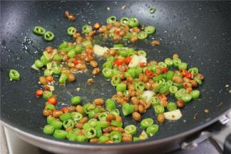 放入青红椒圈，炒出香味