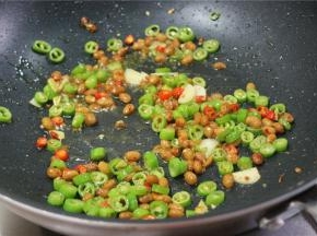 放入青红椒圈，炒出香味