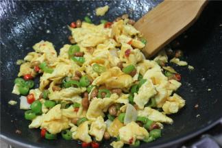 放入刚开始炒好的鸭蛋，加盐，味精少许，炒匀