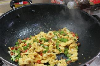 最后放少许小葱节，滴几滴香油炒匀就可以出锅了