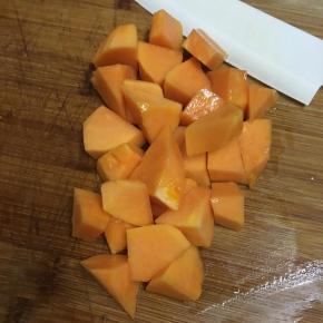 木瓜去籽去皮，洗净切小块。