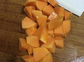 木瓜去籽去皮，洗净切小块。
